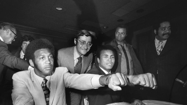 Bob Arum entre Jimmy Ellis (L) y Muhammad Ali (R)