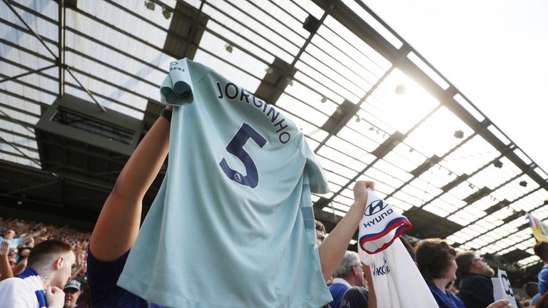 Los fanáticos del Chelsea cantaron el nombre de Jorginho en Carrow Road el fin de semana pasado
