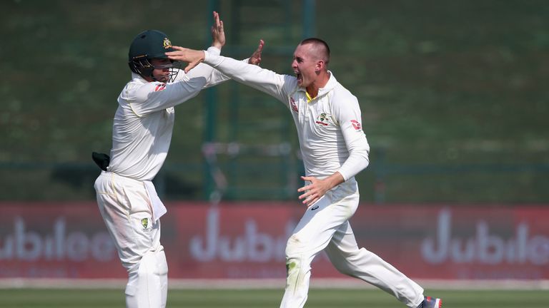 Marnus Labuschagne (derecha) celebra un wicket con el compañero de equipo de Australia, Travis Head, durante la segunda prueba contra Pakistán en 2018