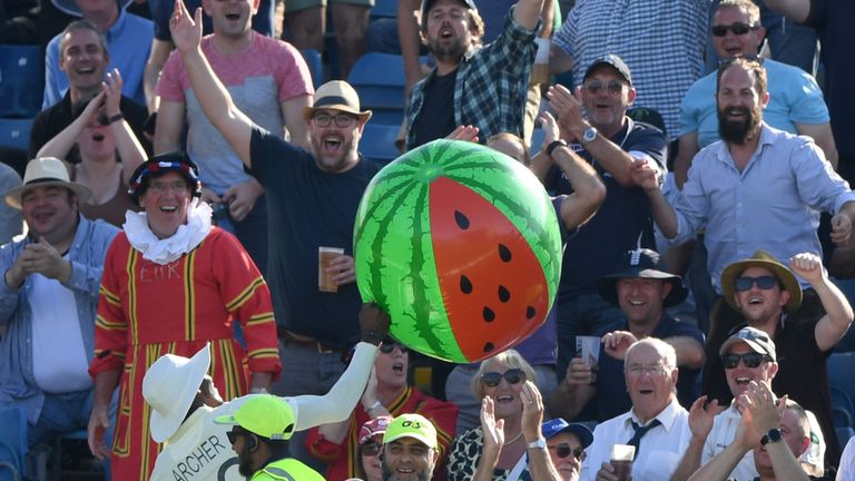 Jofra Archer devuelve una sandía inflable a las gradas para deleite de los fanáticos