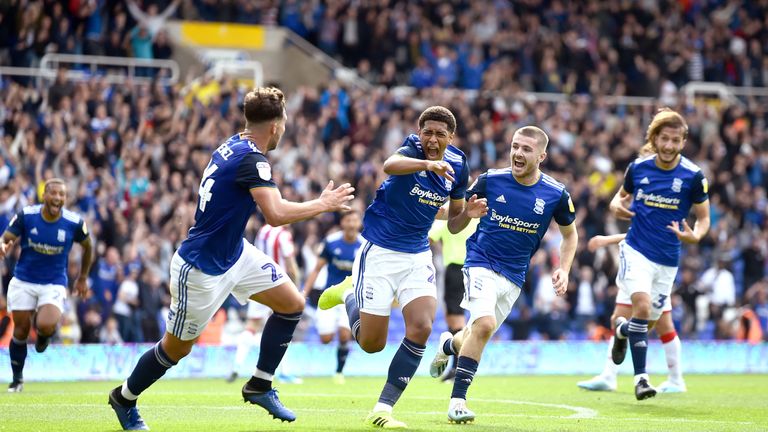 Jude Bellingham celebra después de marcar su primer gol para Birmingham