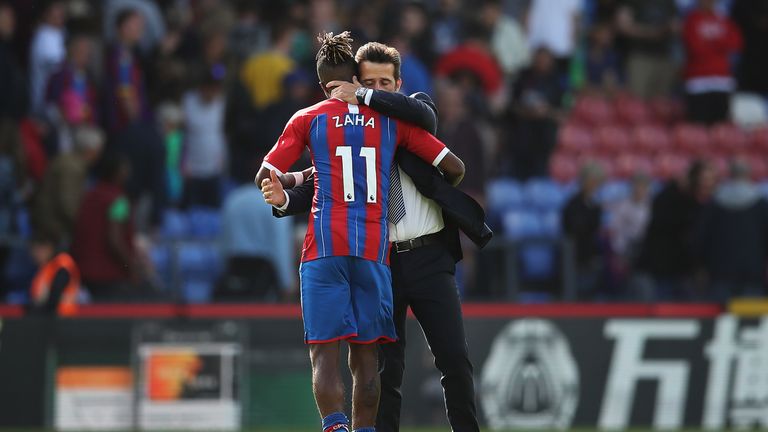 Everton manager Marco Silva embraces Zaha at the full-time whistle