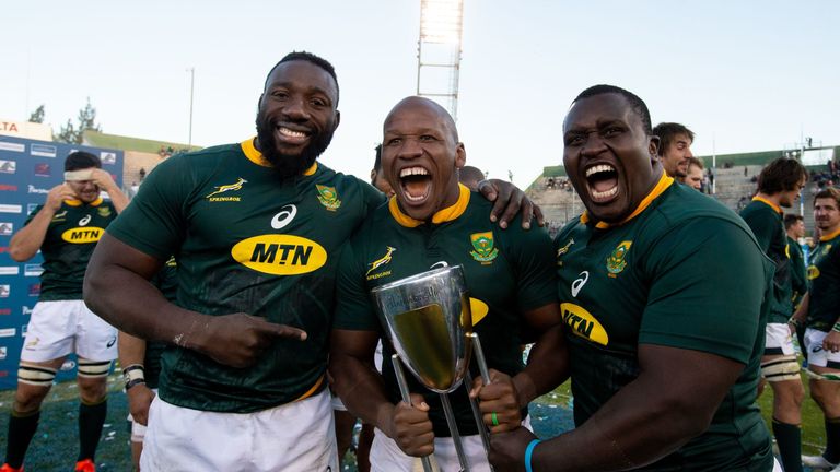 Tendai Mtawarira (L), Bongi Mbonambi (C) y Trevor Nyakane (R) celebran después de ganar el Campeonato de Rugby