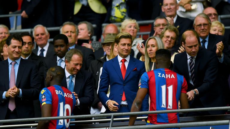 El príncipe William le da la mano a Wilfried Zaha mientras Steve Parish mira después de la final de la Copa FA en 2016