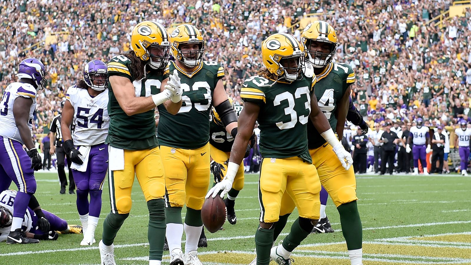 Minnesota Vikings 16-21 Green Bay Packers: Packers hold on in tense NFC Nor...