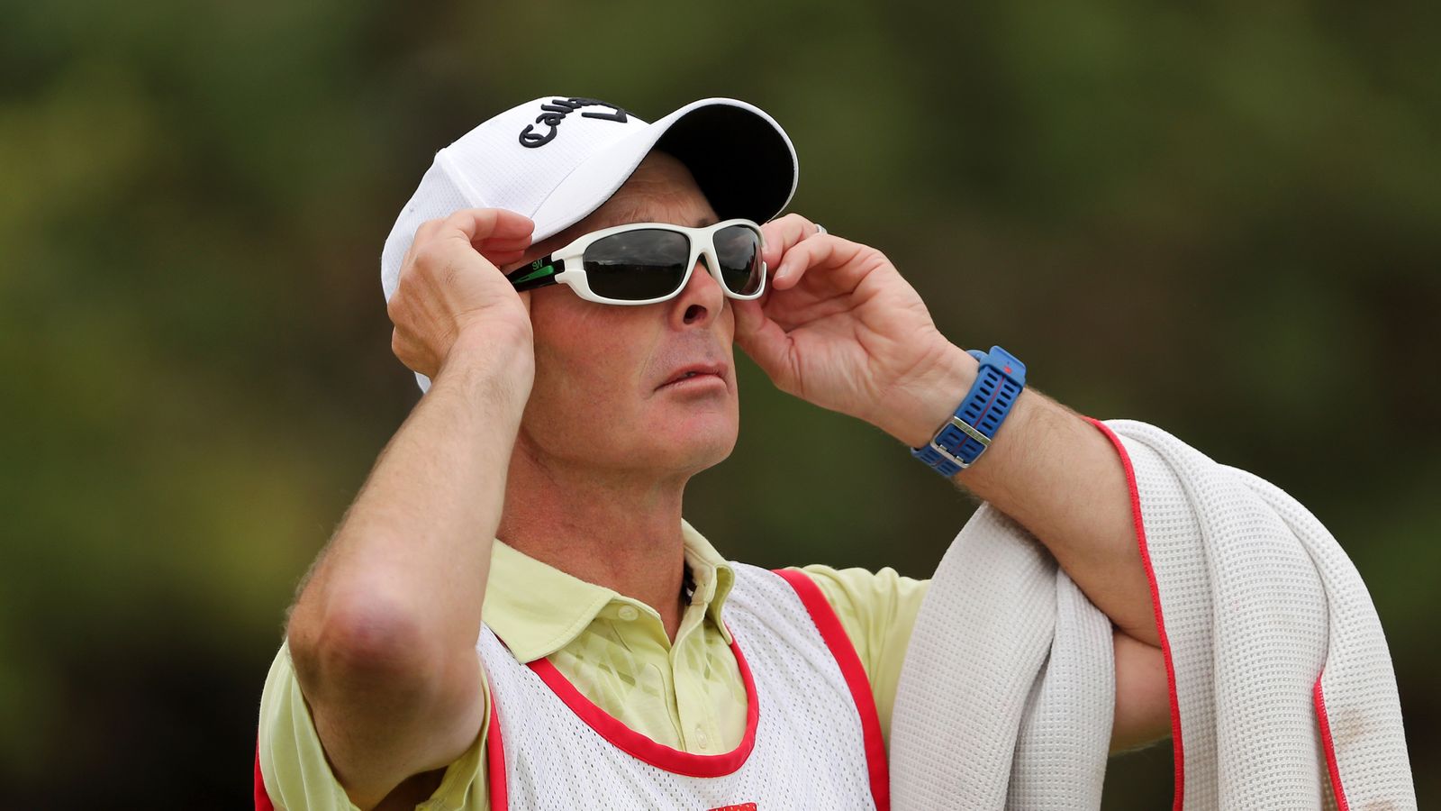 Premier League referee Mike Dean caddies for holeinone on Ladies