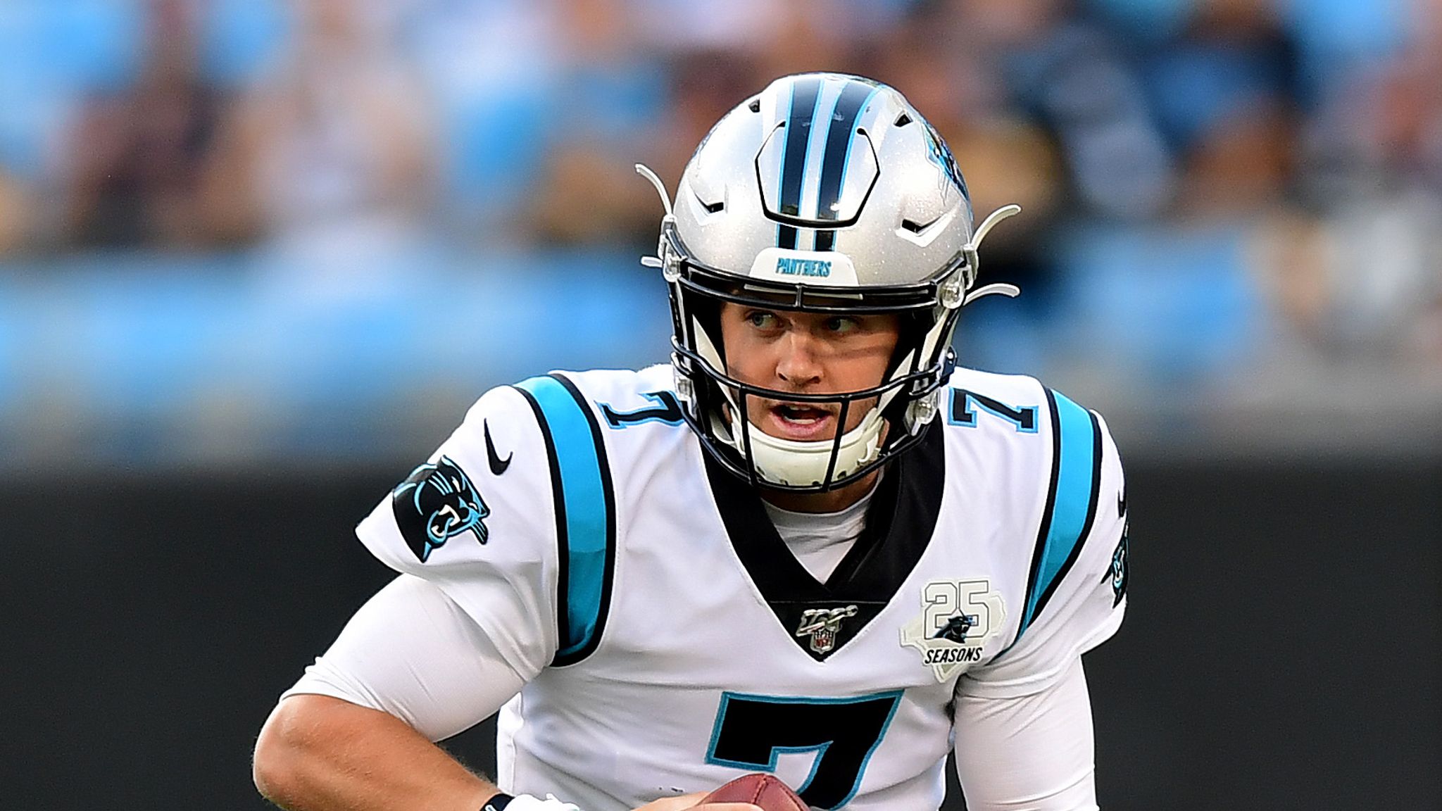 Christian McCaffrey #22 Marcha atrás de los Carolina Panthers durante la  NFL juego entre las Panteras de Carolina y Tampa Bay Buccaneers en  Tottenham Stadium en Londres, Reino Unido. el 13 de