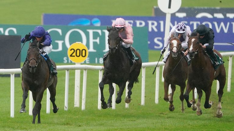 William Buick montado en Pinatubo para ganar las Estacas Nacionales Vincent O'Brien de Goffs en el Curragh 