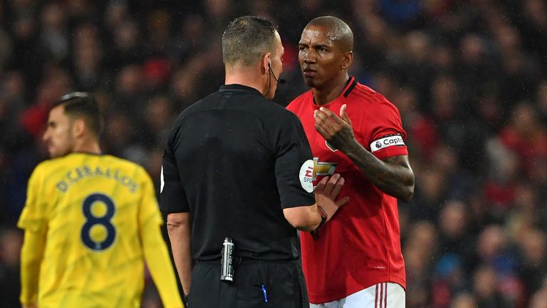 Los jugadores del Manchester United protestaron con el árbitro Kevin Friend después del empate de Pierre-Emerick Aubameyang