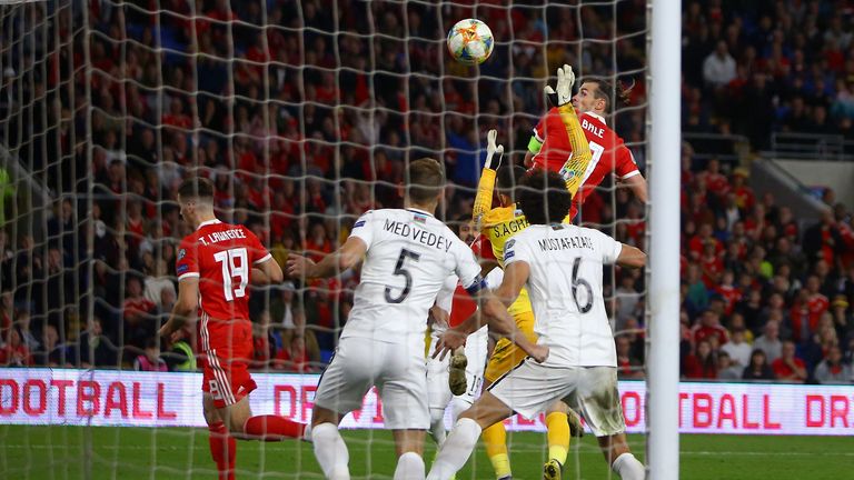 Gales tuvo que confiar en un cabezazo de Gareth Bale para vencer a Azerbaiyán por 2-1 en Cardiff