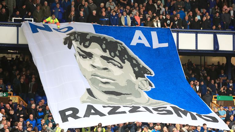 Los partidarios del Everton despliegan una pancarta de Moise Kean con el mensaje No Al Razzismo (No al racismo)