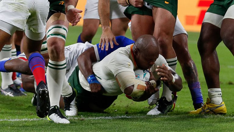 Bongi Mbonambi scores for the Boks