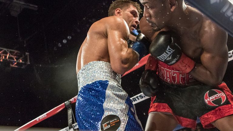 Derevyanchenko (left) fell short against Danny Jacobs
