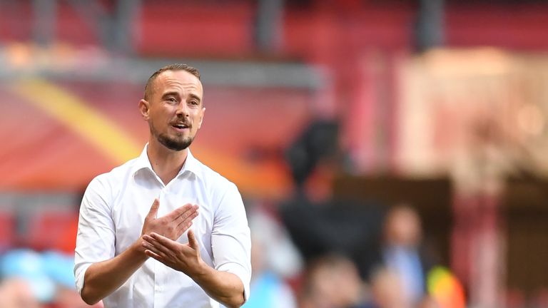 Mark Sampson niega una acusación de FA de usar lenguaje racista