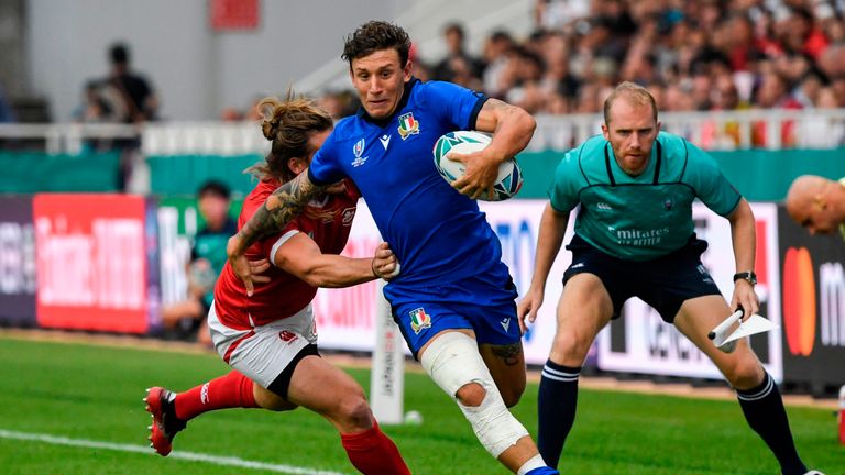 Matteo Minozzi breaks for Italy