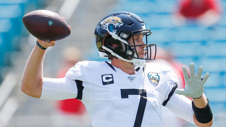 Nick Foles sufrió una lesión en el hombro en el primer cuarto contra Kansas City