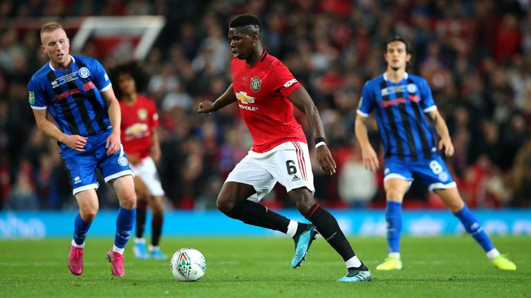 El lesionado Paul Pogba no pudo ejecutar un penal cuando United venció a Rochdale en un tiroteo