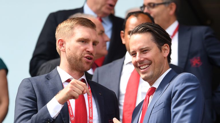 Mertesacker habla con el director del Arsenal, Josh Kroenke