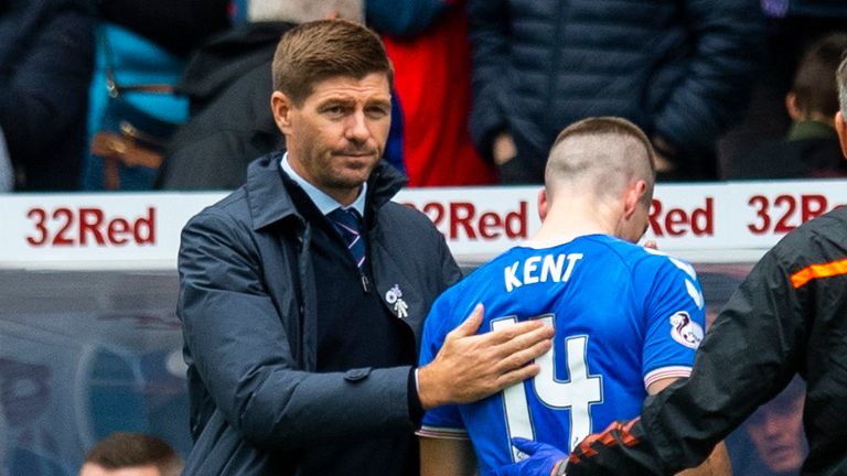 Ryan Kent sale lesionado durante el partido de la Premier League entre Rangers y Livingston