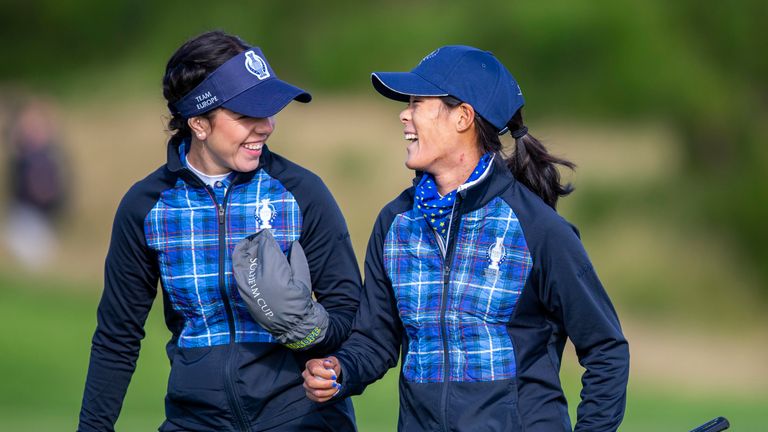 Celine Boutier del equipo europeo celebra con Georgia Hall durante el primer día de la Copa Solheim 2019