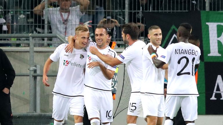 Denis Zakaria celebra después de anotar en la victoria de Wolfsberger 4-0 en Gladbach