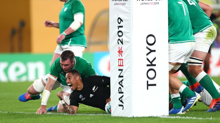 Nueva Zelanda aplastó a Irlanda para establecer una fecha semifinal con Inglaterra