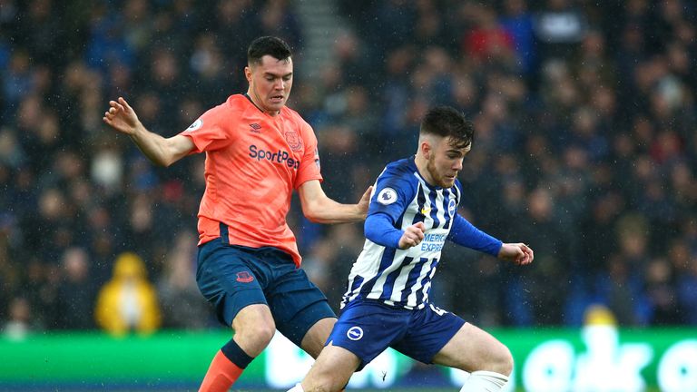 Michael Keane fue penalizado injustamente contra Aaron Connolly de Brighton