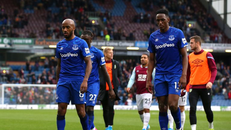 Fabian Delph camina penosamente después de una cuarta derrota consecutiva en la Premier League