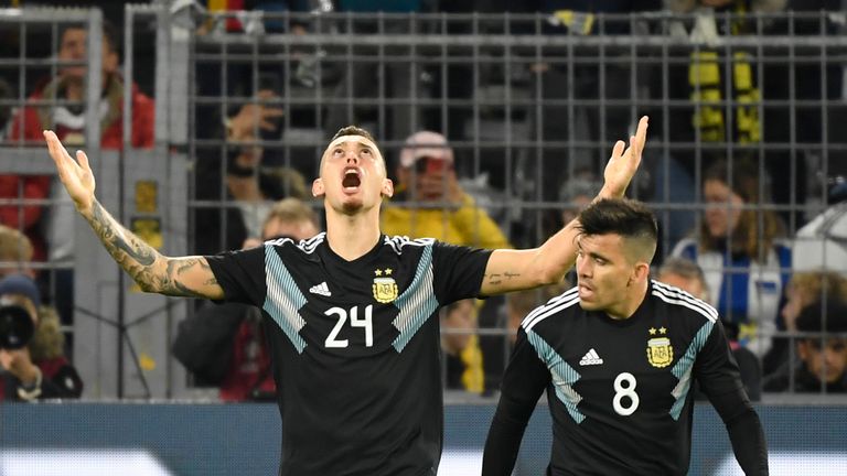 El centrocampista argentino Lucas Ocampos celebra su empate