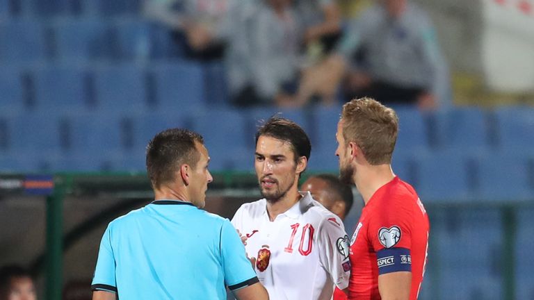 Los capitanes del equipo Ivelin Popov de Bulgaria y el inglés Harry Kane hablan con el árbitro Ivan Bebek durante la fase de clasificación de la UEFA Euro 2020 en Sofía.