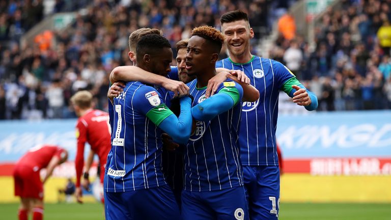 Jamal Lowe celebra después de anotar el ganador para Wigan