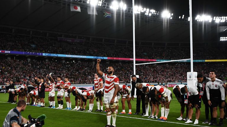 Los jugadores de Japón reconocen a la multitud después de su derrota ante Sudáfrica