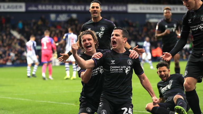 Josh Cullen (centro) de Charlton Athletic celebra anotar el empate de su equipo