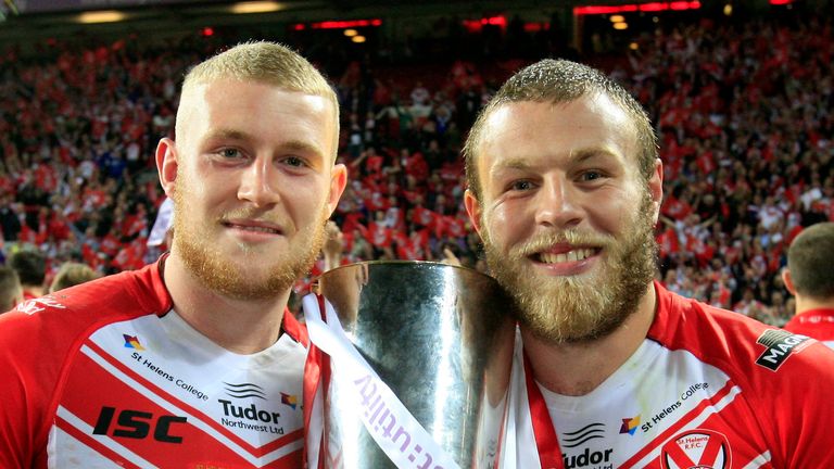 Josh Jones (derecha) celebra la victoria en la Gran Final de Saint Helens 2014 con Luke Thompson