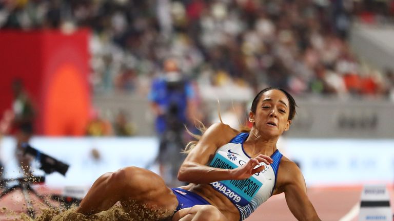 Johnson-Thompson aumentó su ventaja de heptatlón con 6.77m en el salto de longitud