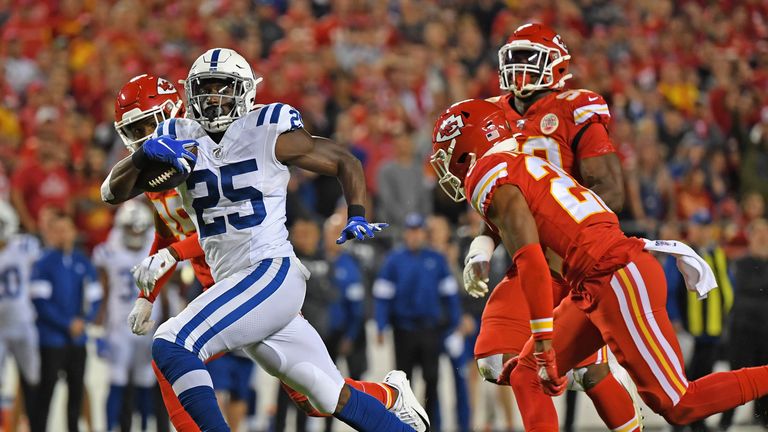 Marlon Mack tuvo una gran noche en el suelo mientras los Colts corrían el balón para mantenerlo alejado del ataque de los Chiefs