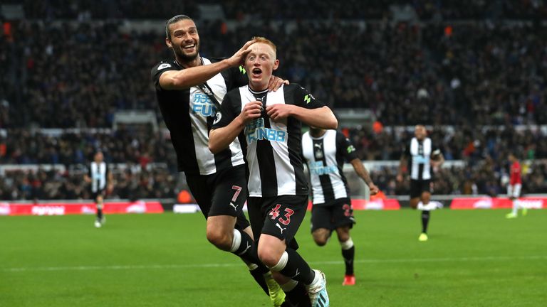 Matty Longstaff celebra su ganador contra el Manchester United con su compañero Andy Carroll