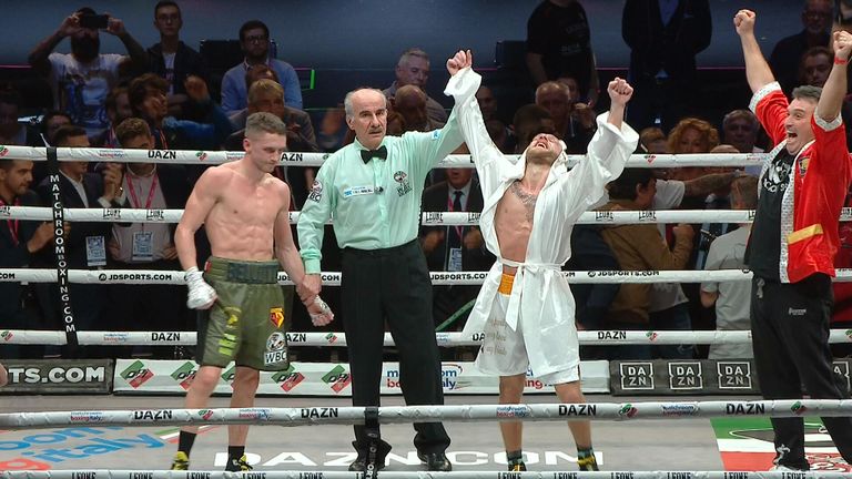 Francesco Grandelli celebra la victoria sobre el boxeador británico Reece Belotti