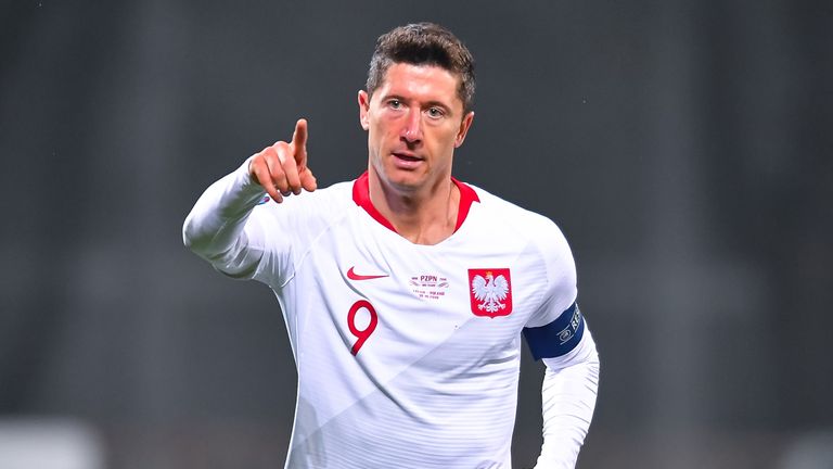 Robert Lewandowski marcó ambos goles para Polonia durante su victoria en el Clasificatorio Europeo