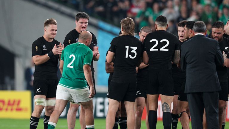 Rory Best se retiró del campo tanto por los All Blacks como por sus propios compañeros de equipo.