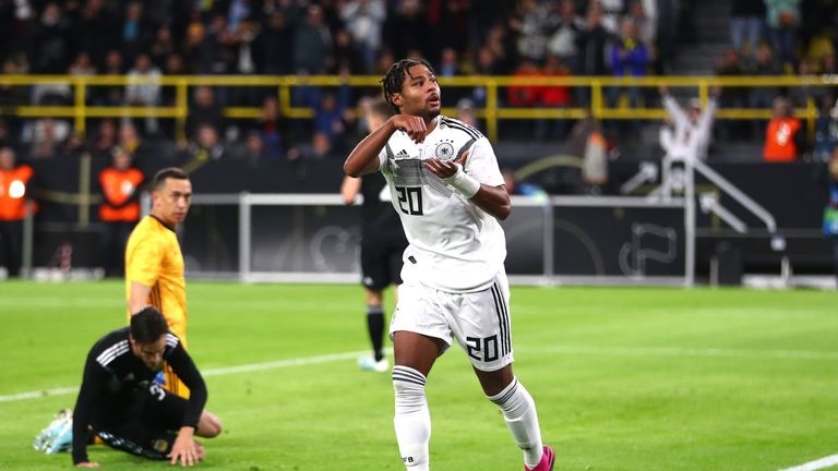 Serge Gnabry celebra después de marcar para Alemania contra Argentina el miércoles