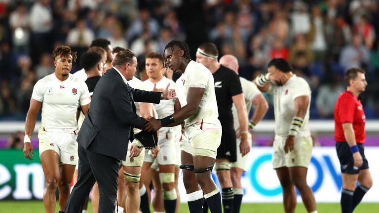 Steve Hansen felicita a Maro Itoje después de su actuación de hombre del partido para Inglaterra