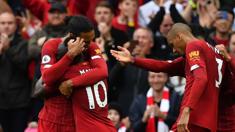 Virgil van Dijk y Sadio Mane celebran el primer partido del Liverpool contra el Leicester