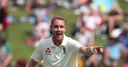 Broad rallies England before late wickets