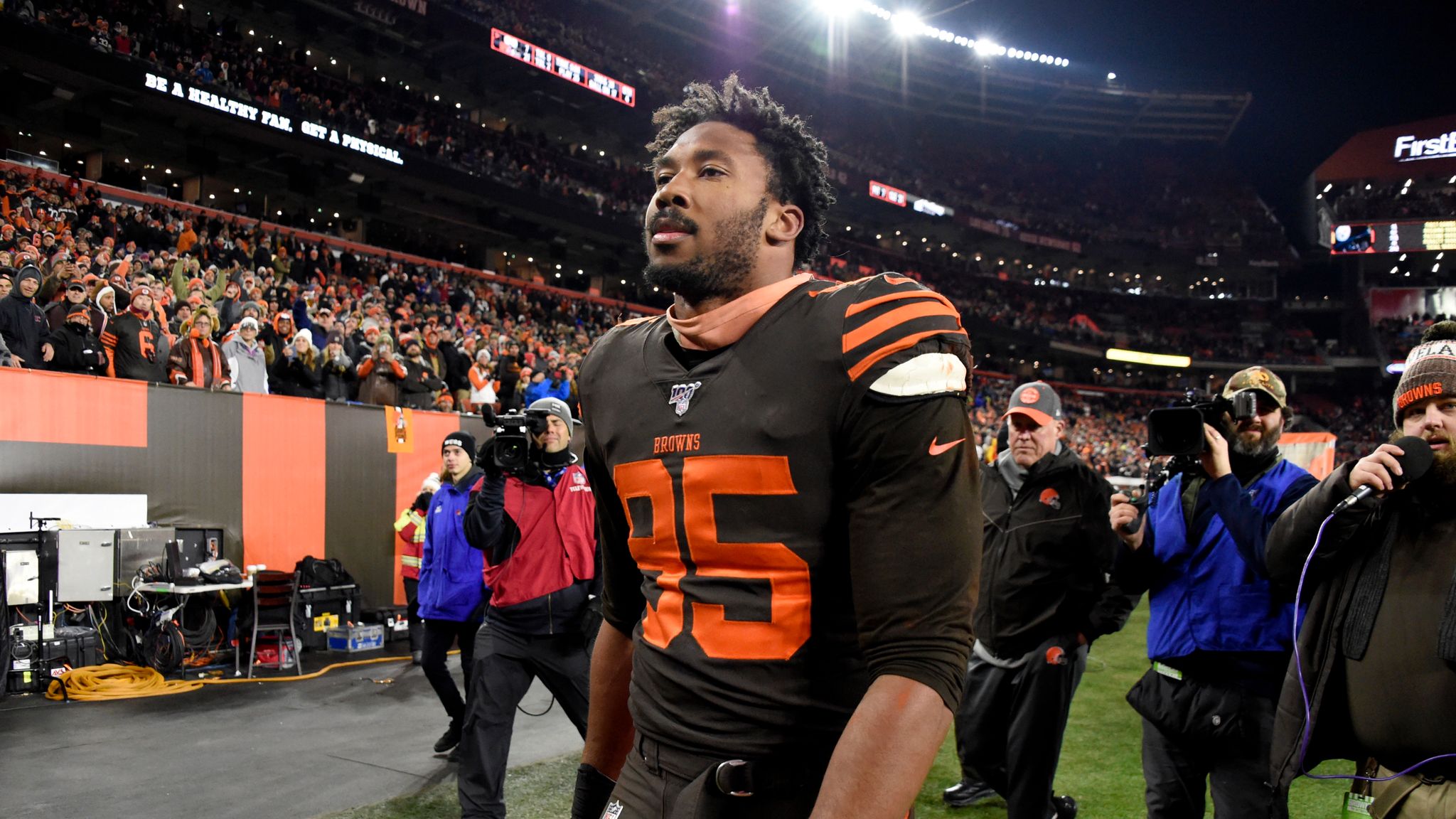 WATCH: Myles Garrett loses cool, hits Steelers QB with helmet in