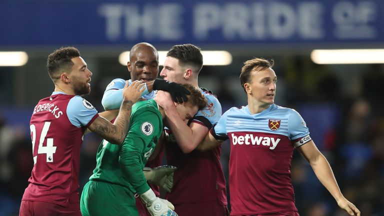 David Martin es consolado por sus compañeros de equipo después de ganar con West Ham en su debut en la Premier League