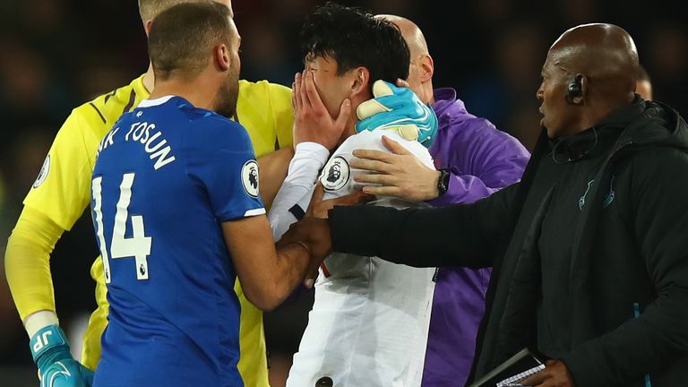 Heung-Min Hijo de Tottenham mira con horror después de una entrada sobre Andre Gomes de Everton que resultó en una tarjeta roja y Gomes sufrió una lesión grave