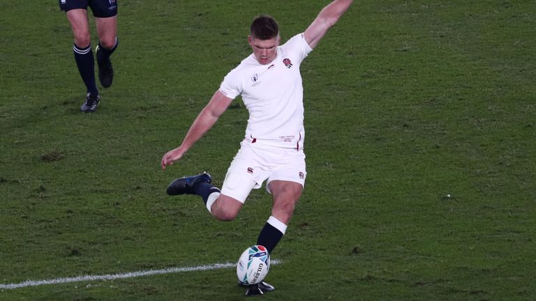 Farrell mantuvo a Inglaterra en contacto con dos penaltis en la primera mitad