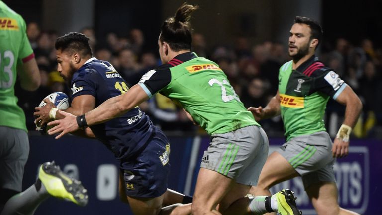 George Moala  goes over for Clermont