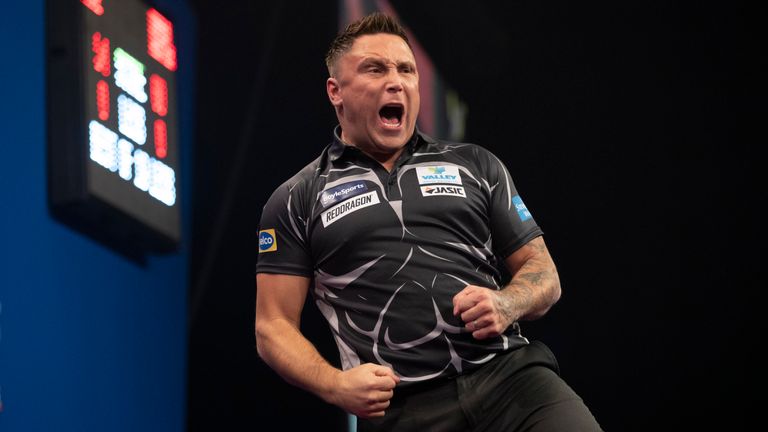 El campeón defensor Gerwyn Price ha reservado su lugar en los últimos ocho del Grand Slam of Darts, y un enfrentamiento con Gary Anderson